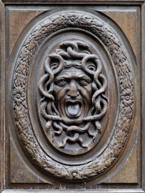 Gorgoneion_Regnaudin_Amelot_de_Bisseuil La méduse de Regnaudin, Hôtel Amelot