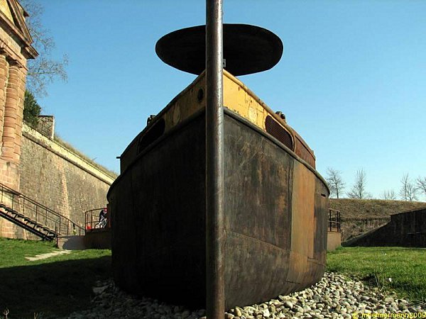 Péniche installée au pied de la porte de Belfort, Neuf-Brisach © Droits réservés