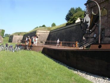 Sculpture de Helmut Lutz installée sur l'ancienne péniche